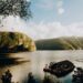 Fjord med grønne klipper, flydende anlæg og bjerglandskab