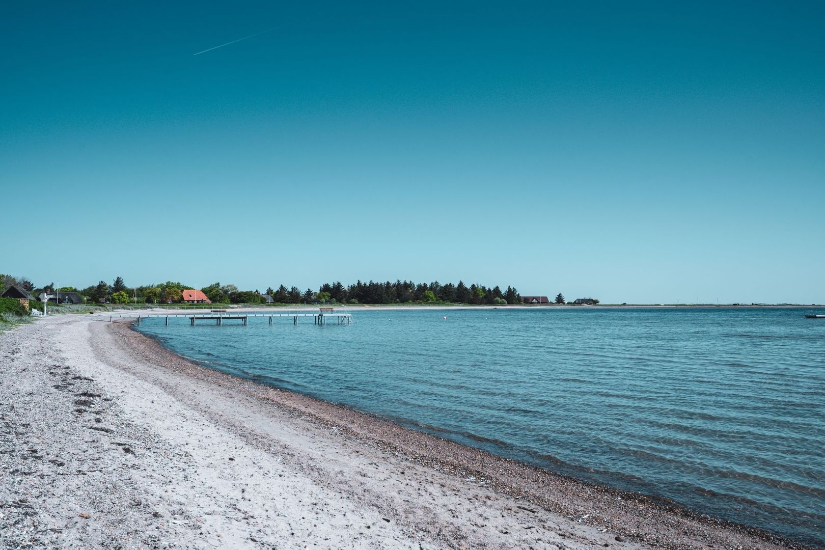 Lavvandet dansk fjord med strand, badebro og kysthuse