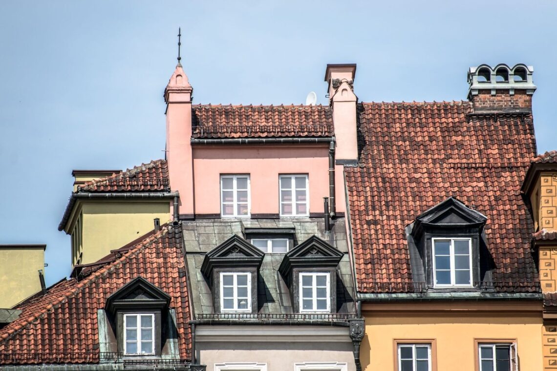 Historiske renæssancehuse med røde tegltage og udsmykkede gavle