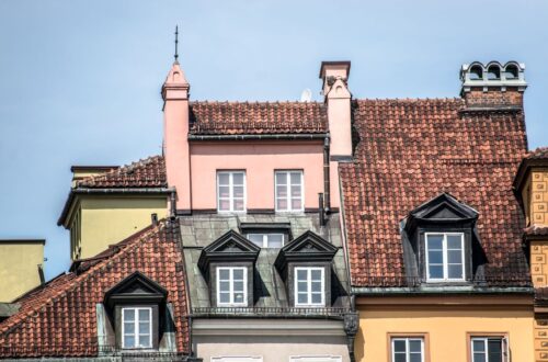 Historiske renæssancehuse med røde tegltage og udsmykkede gavle